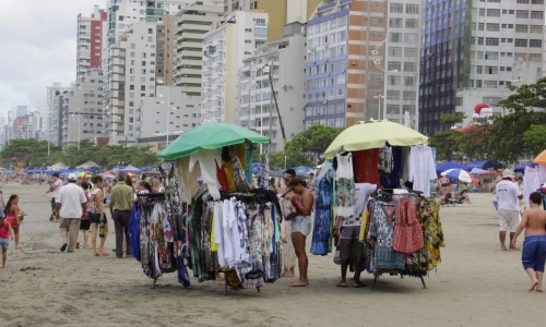 Nova lei dá segurança jurídica ao comércio ambulante nas praias de BC