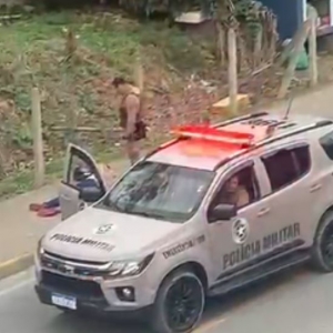 Homem condenado por tráfico é preso após fuga de moto e resistência à abordagem
