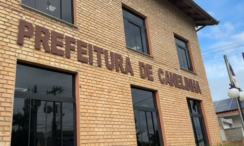VEJA ▶️ |  Adolescente tenta atacar monitora em ônibus escolar de Canelinha; motorista fica ferido