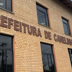 VEJA ▶️ |  Adolescente tenta atacar monitora em ônibus escolar de Canelinha; motorista fica ferido