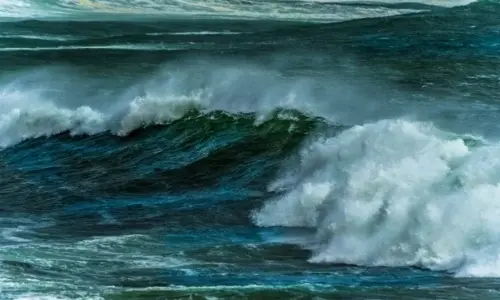 Cidades litorâneas recebem alerta de ventos fortes e ondas podendo atingir 3 metros a partir de segunda