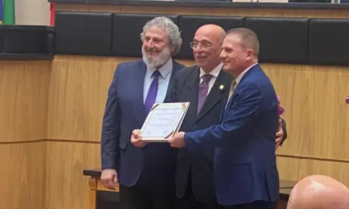 Médico veterinário de Canelinha é homenageado na ALESC por serviços ao agronegócio catarinense