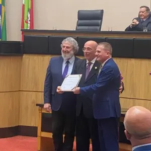 Médico veterinário de Canelinha é homenageado na ALESC por serviços ao agronegócio catarinense