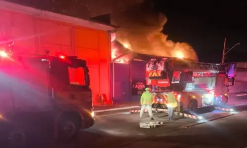 Igreja é destruída por incêndio após rompimento de fios de alta tensão