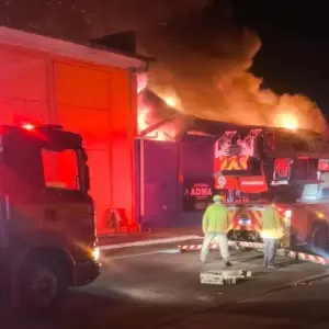 Igreja é destruída por incêndio após rompimento de fios de alta tensão
