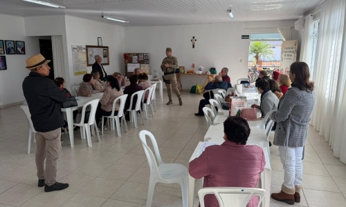 Operação leva orientações sobre segurança e prevenção de golpes a idosos da região