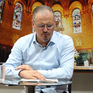 Padre Elizandro Scarsi conduz inspirador momento de fé e bênção nesta quarta-feira, 24 de junho