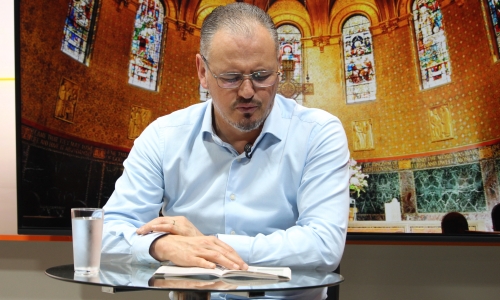 Padre Elizandro Scarsi conduz inspirador momento de fé e bênção nesta quarta-feira, 24 de junho