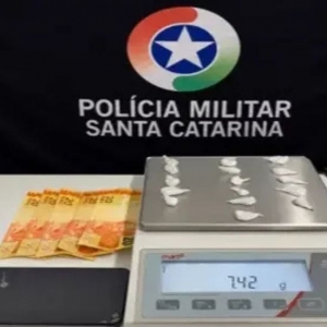 Tentativa falha de descartar droga termina em prisão de jovem por tráfico