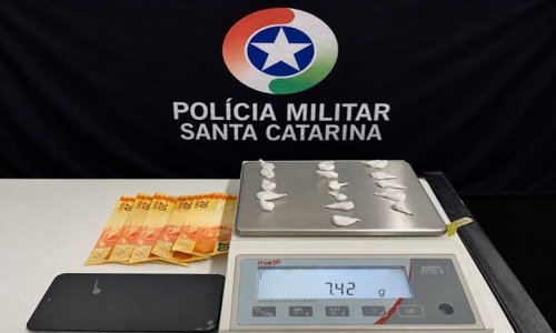 Tentativa falha de descartar droga termina em prisão de jovem por tráfico
