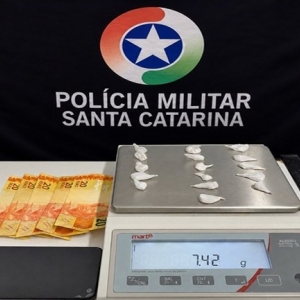 Tentativa falha de descartar droga termina em prisão de jovem por tráfico