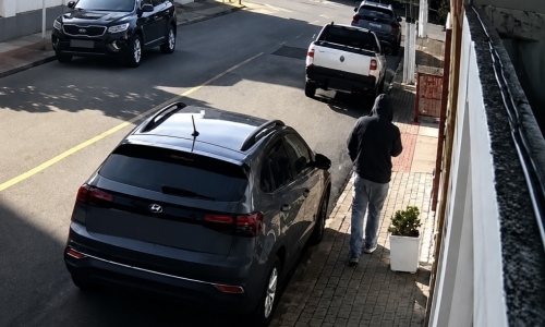 Homem armado com faca assalta estúdio fotográfico em São João Batista