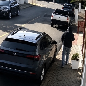 Homem armado com faca assalta estúdio fotográfico em São João Batista