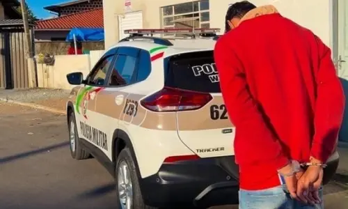 Fuga frustrada termina em prisão de homem com mandado pelo crime de roubo