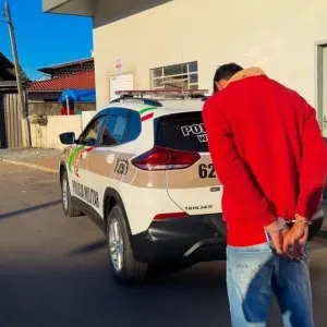 Fuga frustrada termina em prisão de homem com mandado pelo crime de roubo