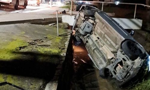 Veículo capota durante a madrugada, cai em ribeirão e deixa motorista em estado crítico