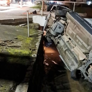 Veículo capota durante a madrugada, cai em ribeirão e deixa motorista em estado crítico