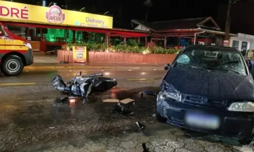 Colisão entre moto e carro deixa mulher ferida em Porto Belo
