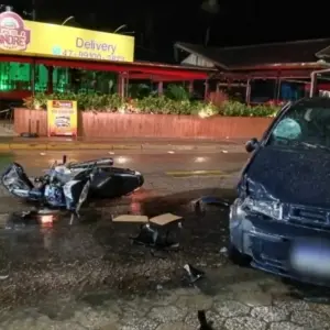 Colisão entre moto e carro deixa mulher ferida em Porto Belo