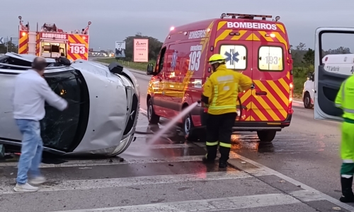 Colisão entre carros termina em capotamento e duas vítimas são hospitalizadas