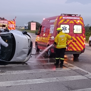 Colisão entre carros termina em capotamento e duas vítimas são hospitalizadas