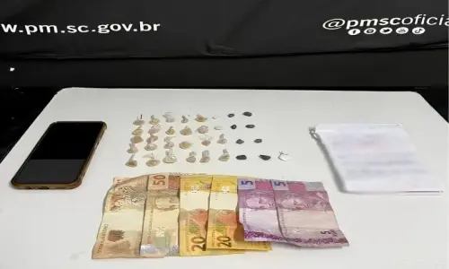 Anotações e porções de crack escondidas revelam esquema de tráfico 