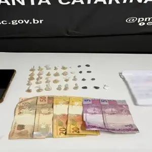 Anotações e porções de crack escondidas revelam esquema de tráfico 