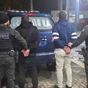 Passageiros de ônibus distintos são identificados como foragidos da Justiça