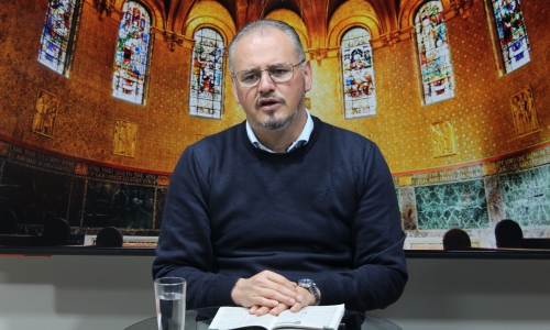 Padre Elizandro Scarsi conduz inspirador momento de fé e bênção nesta quarta-feira, 01 de julho