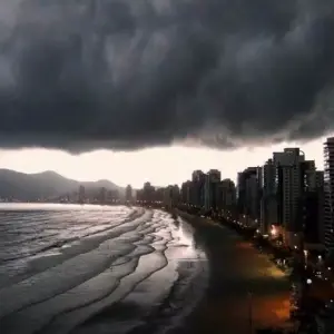 Chuva intensa, raios e alagamentos ameaçam cidades da região nesta manhã