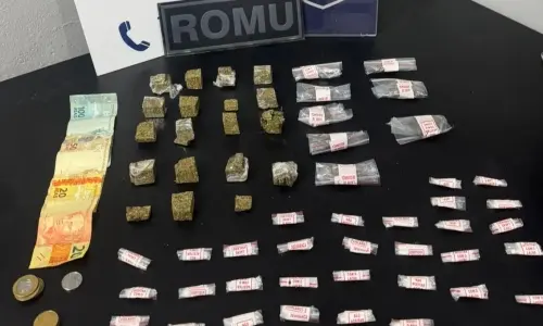 Motoboy é interceptado após ser flagrado entregando drogas fracionadas no Centro
