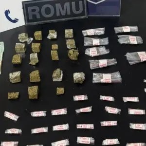Motoboy é interceptado após ser flagrado entregando drogas fracionadas no Centro