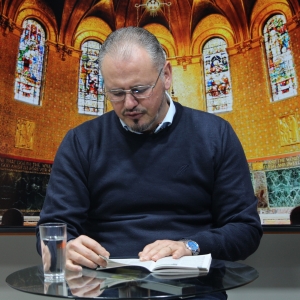 Padre Elizandro Scarsi conduz inspirador momento de fé e bênção nesta quarta-feira, 02 de julho
