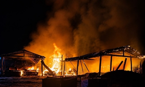 Chamas destroem trator e caminhões em incêndio de grandes proporções em Nova Trento
