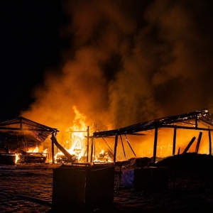 Chamas destroem trator e caminhões em incêndio de grandes proporções em Nova Trento