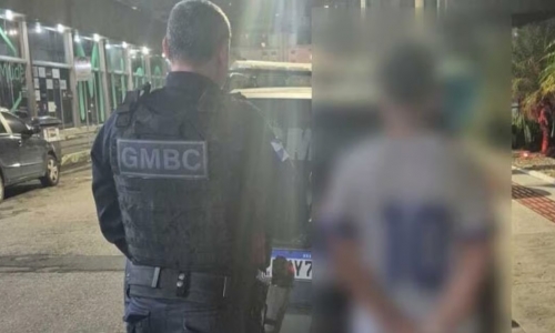 Adolescente furta celular de mulher mas é detido por populares