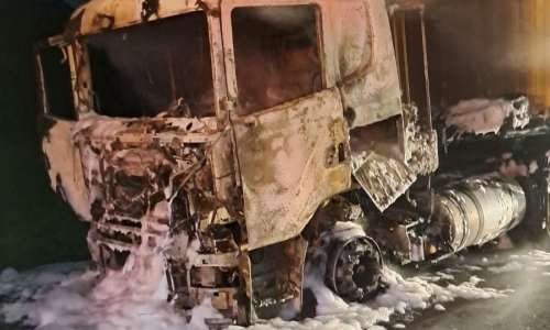 Carreta pega fogo na madrugada em trecho da BR-101 após falha mecânica