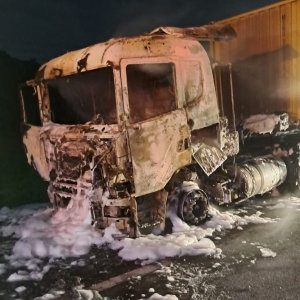 Carreta pega fogo na madrugada em trecho da BR-101 após falha mecânica