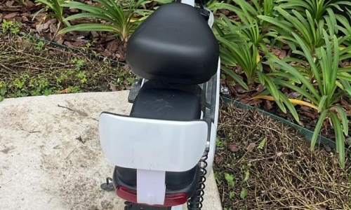 Moto elétrica furtada é encontrada abandonada na calçada
