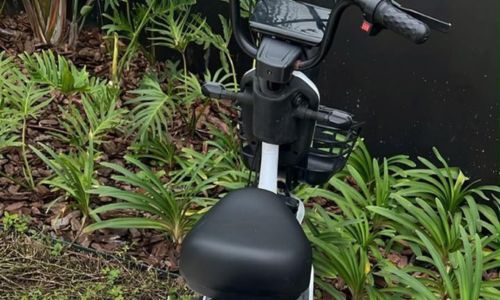 Moto elétrica furtada é encontrada abandonada na calçada