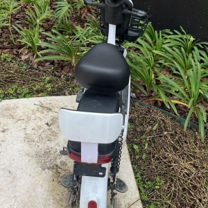 Moto elétrica furtada é encontrada abandonada na calçada