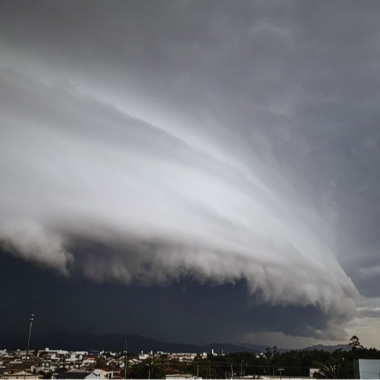 Frente fria avança por SC e anuncia semana de frio intenso e risco de geadas