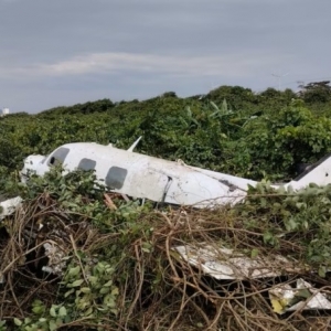 Avião que saiu de Porto Belo cai em praia e deixa duas vítimas com ferimentos graves