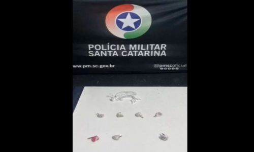 Substâncias fracionadas e prontas para venda resultam em três prisões em dois bairros