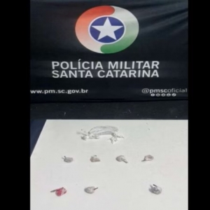 Substâncias fracionadas e prontas para venda resultam em três prisões em dois bairros
