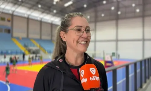 ACOMPANHE ▶️ | Equipe feminina da FME de Tijucas disputa a OLESC pela primeira vez com atletas formadas na escolinha