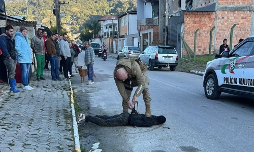 Trabalhadores contêm homem armado após ataque e ameaças em Itapema