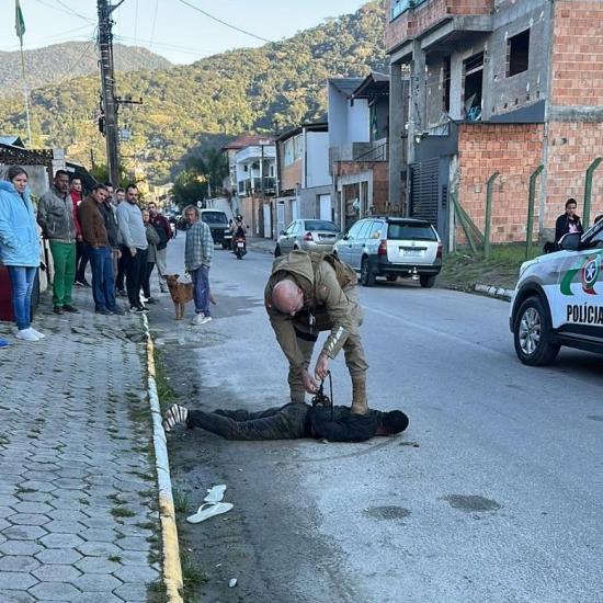 Trabalhadores contêm homem armado após ataque e ameaças em Itapema