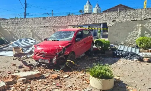 Professora sofre mal súbito ao volante e carro invade pátio de escola