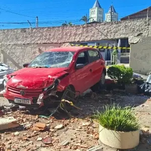 Professora sofre mal súbito ao volante e carro invade pátio de escola